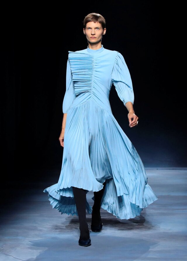 Gonzalo Fuentes/ Reuters Modelo desfila peça da coleção primavera-verão 2019 da grife Givenchy na semana de moda de Paris