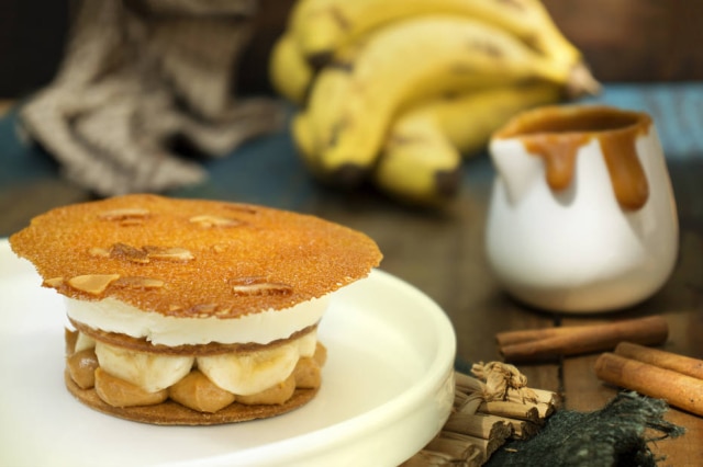 Giovanna Balzano Requinte, Versão do Charlô combina doce de leite feito na casa, doce de banana assada, biscoito amanteigado com flor de sal, caramelo, banana fresca, chantilly e para finalizar, uma tuille de caramelo e amêndoas.