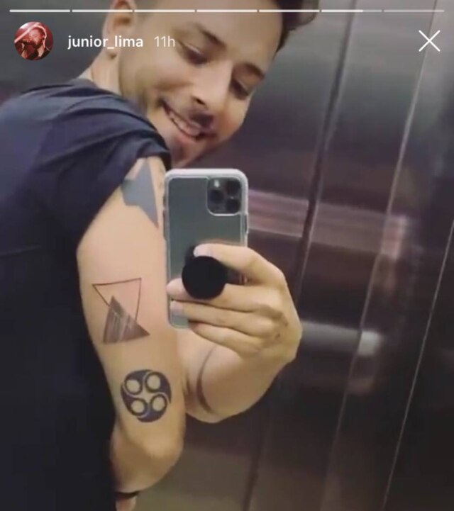 Instagram/@junior_lima Junior Lima tatuou logo da turnê 'Nossa História', realizada este ano com a irmã Sandy.