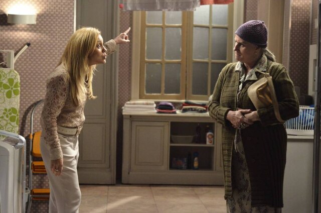 Raphael Dias / Globo / Divulgação Adriana Esteves (Carminha) e Vera Holtz (Lucinda) em cena de 'Avenida Brasil'.