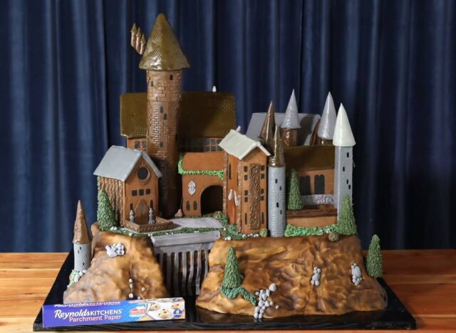Reprodução / @ReynoldsKitchens / Youtube Réplica do castelo de Hogwarts foi feita usando pão de gengibre