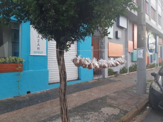 Todos para o Bem / Divulgação Os voluntários penduram sacolas com alimentos diariamente
