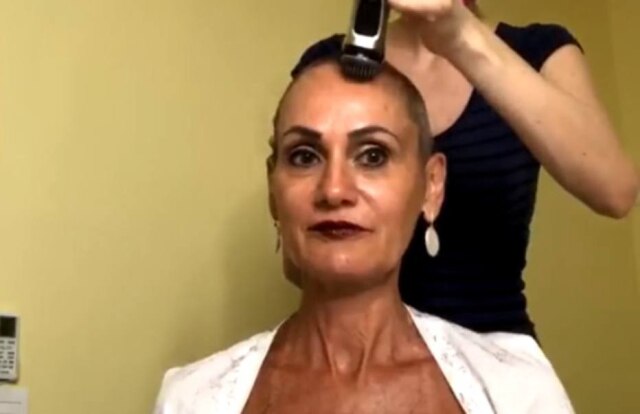 Instagram / @faamorena Faa Morena raspa cabelo em live