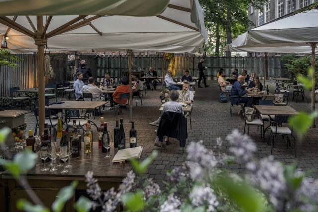 Clientes ocupam as mesas do terraço na reabertura do restaurante Pauly Saal, em Berlim 