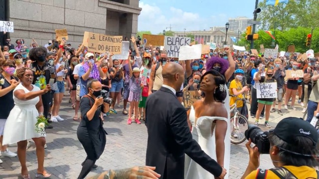 Linda McQueen / Luxor Wedding Films O casal Kerry Anne e Mike Gordon se encontrou no dia do casamento em um protesto contra o racismo