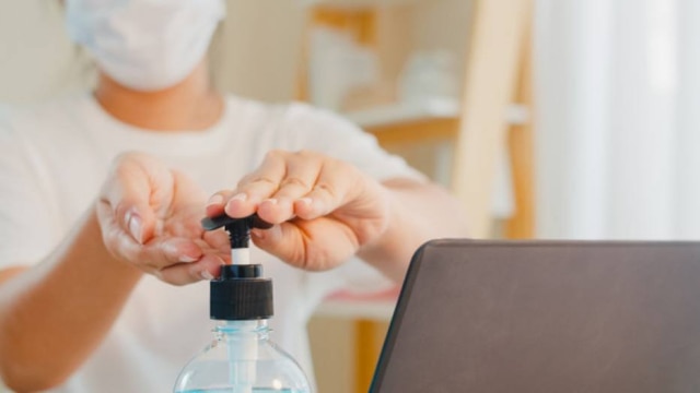 Freepik / tirachardz O álcool gel é capaz de retirar substâncias que formam a chamada barreira cutânea, que protege a pele