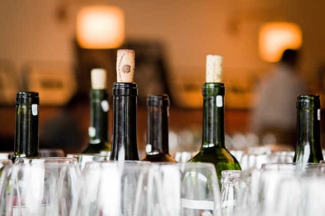 Errar é humano: para evitar trocas, peça ao sommelier que decante seu vinho na própria mesa.