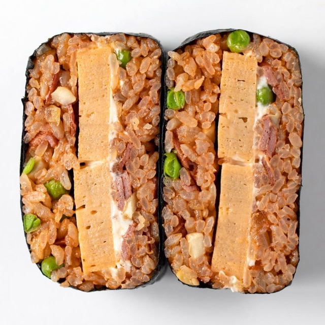 Tati Frisson Omuraisu, com omelete japonês, molho de tonkatsu, ketchup, ervilha, cebola e cogumelos.