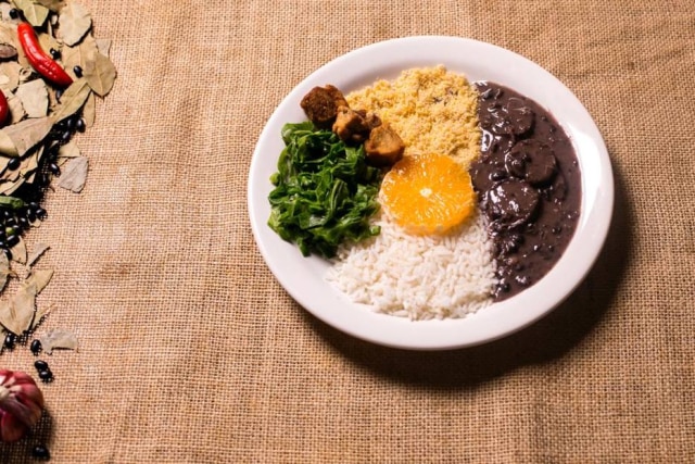 Thiago Mann No Feijoada na Janela, versão “light” é feita com linguiça calabresa, paio, costelinha e carne-seca.
