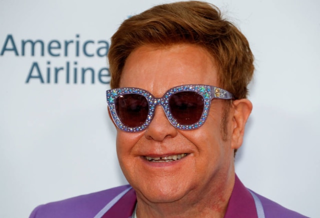 Elton John surpreende fãs em restaurante e faz breve apresentação; assista  - Emais - Estadão