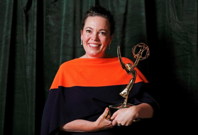 Peter Nicholls/Reuters Olivia Colman, que dá vida à rainha Elizabeth II em 'The Crown', posa com sua estatueta do prêmio Emmy em 2021