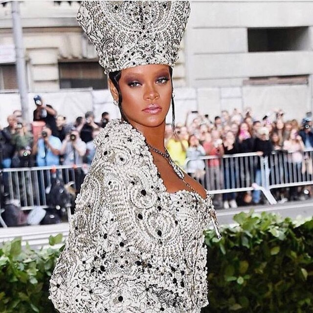 Instagram / @badgalriri Em 2018 a fashionista se vestiu de 'Papa', quando o tema da noite foi 'Corpos Celestiais: Moda e Imaginação Católica'.