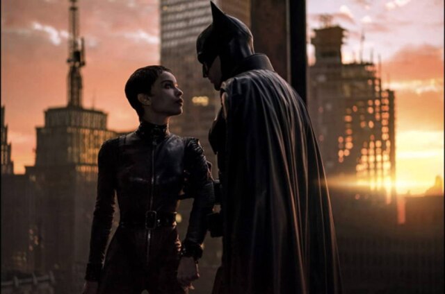 Warner Bros. Zoë Kravitz e Robert Pattinson em cena de 'Batman'. A atriz interpreta a Mulher-Gato no filme.