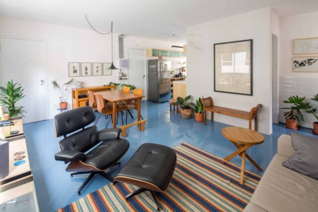 Pedro Napoli Prata/Divulgação Vista da área social do apartamento, com piso epóxi da Rix Pinturas