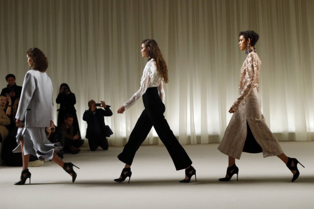 AP Photo/Francois Mori Modelos na passarela da Lanvin na quinta-feira, 03, de março. A ausência de Alber Elbaz como estilista principal da marca foi sentida.