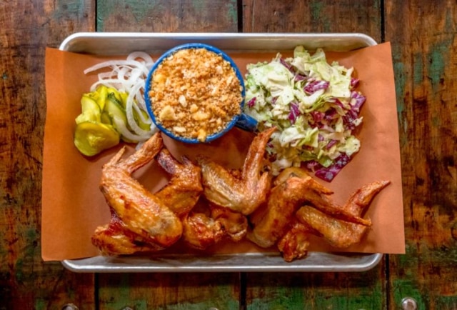 Divulgação Assinhas de frango fritas e defumadas, com mac and cheese e coleslaw (salada de repolho).