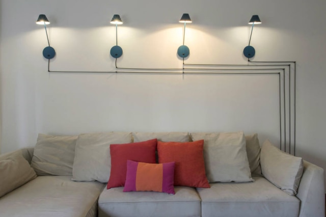 Zeca Wittner/Estadão Detalhe da instalação na sala de TV com arandelas alinhadas feita pelo Casa2 Arquitetos