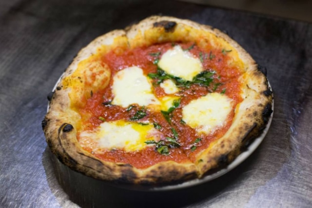 Tiago Queiroz|Estadão A pizza margherita. É o basicão, muito bem feito: massa e molho no ponto, queijo sem exageros.