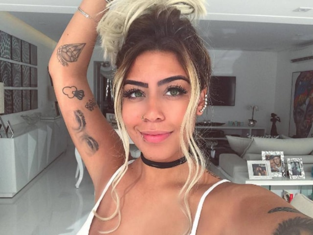 Irmã de Neymar tatua o próprio rosto no braço e surpreende
