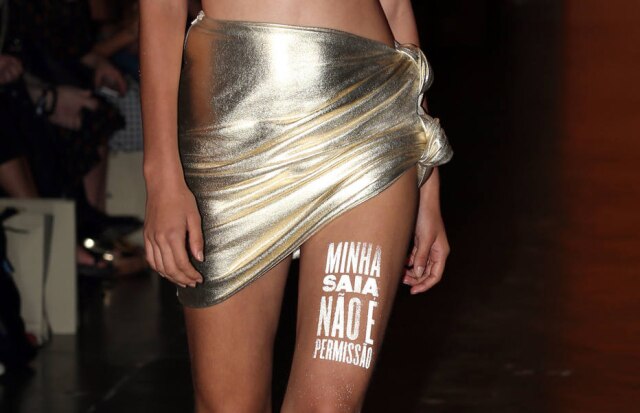 A frase 'minha saia não é permissão' foi escrita na perna de uma das modelos
