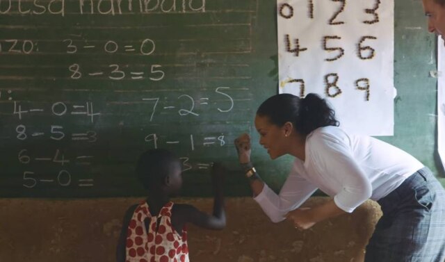 YouTube/ Rihanna Documentário fala sobre as condições da educação no país