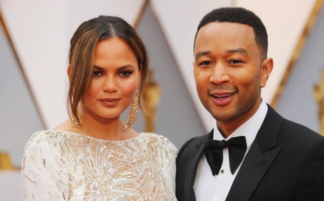 REUTERS/Mike Blake Chrissy Teigen e John Legend no Oscar 2017.