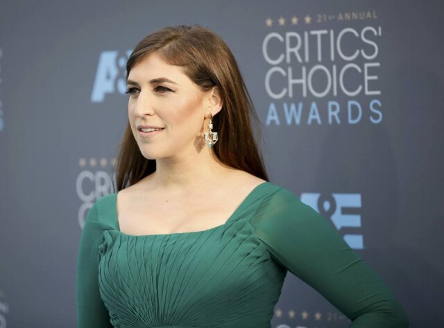 REUTERS/Danny Moloshok Mayim Bialik tem um canal do YouTube onde fala sobre igualdade de gênero, comportamento e ciência.