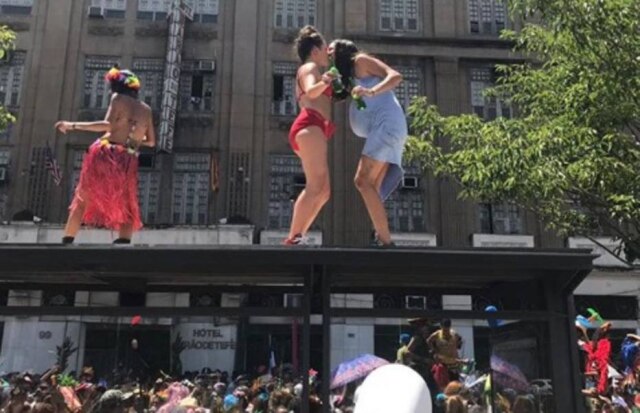 Instagram / @brunalinzmeyer A atriz Bruna Linzmeyer em cima de um ponto de ônibus durante o carnaval do Rio.