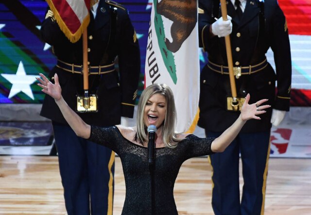 Richard Mackson/USA TODAY Sports A cantora Fergie foi criticada nas redes sociais após cantar o hino nacional norte-americano na abertura do jogo das estrelas da NBA