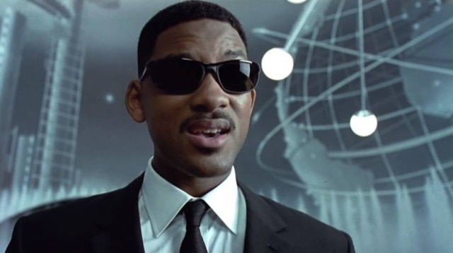 Reprodução de cena de 'Men In Black' (1997) / Columbia Will Smith em cena do primeiro 'Homens de Preto', lançado há mais de duas décadas. Os personagens da trama original, porém, não devem ser o foco do spin-off.