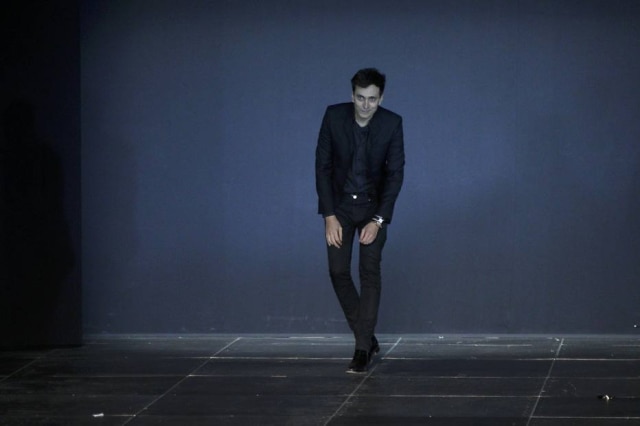 Gonzalo Fuentes/Reuters O estilista Hedi Slimane na passarela da Saint Laurent, em 2012. Recolocando a marca nos trilhos, fez ela voltar a ser fenômeno de vendas
