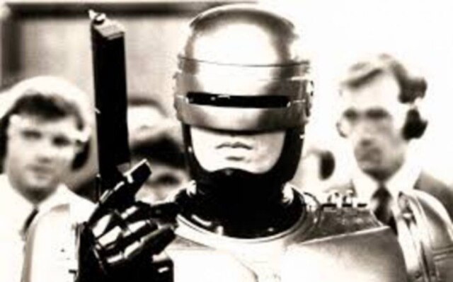 Acervo Estadão O estúdio MGM contratou o diretor sul-africano Neill Blomkamp para comandar uma sequência do 'RoboCop' original dos anos 1980