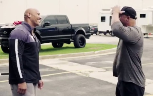 Instagram / @therock Momento em que Dwayne 'The Rock' Johnson presenteia dublê com carro.