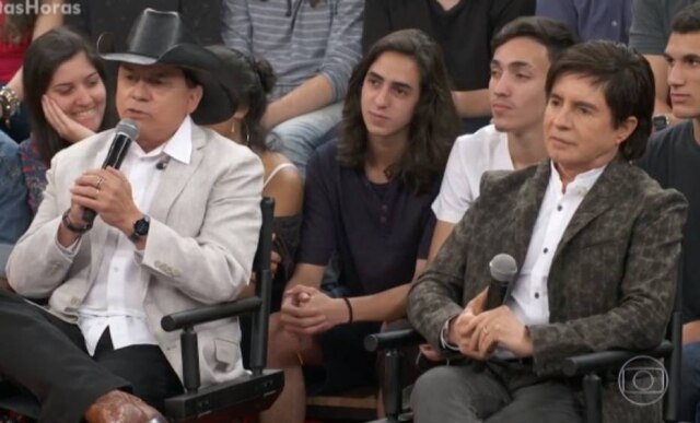 Reprodução de 'Altas Horas' (2018) / Globo Chitãozinho e Xororó.
