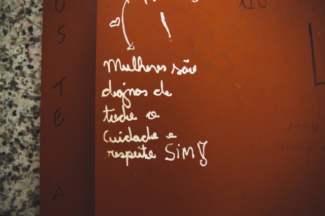 Iasha Salerno Frase de apoio em banheiro feminino.