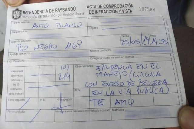 Facebook/Diario El Telégrafo - Paysandú Multa concedida a uma mulher, no Uruguai, por dirigir com 'excesso de beleza'.