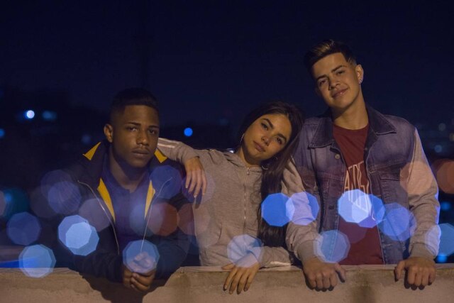 Rafael Morse/Netflix Da esquerda para direita: Nando (Christian Malheiros), Rita (Bruna Mascarenhas) e MC Doni (Jottapê)