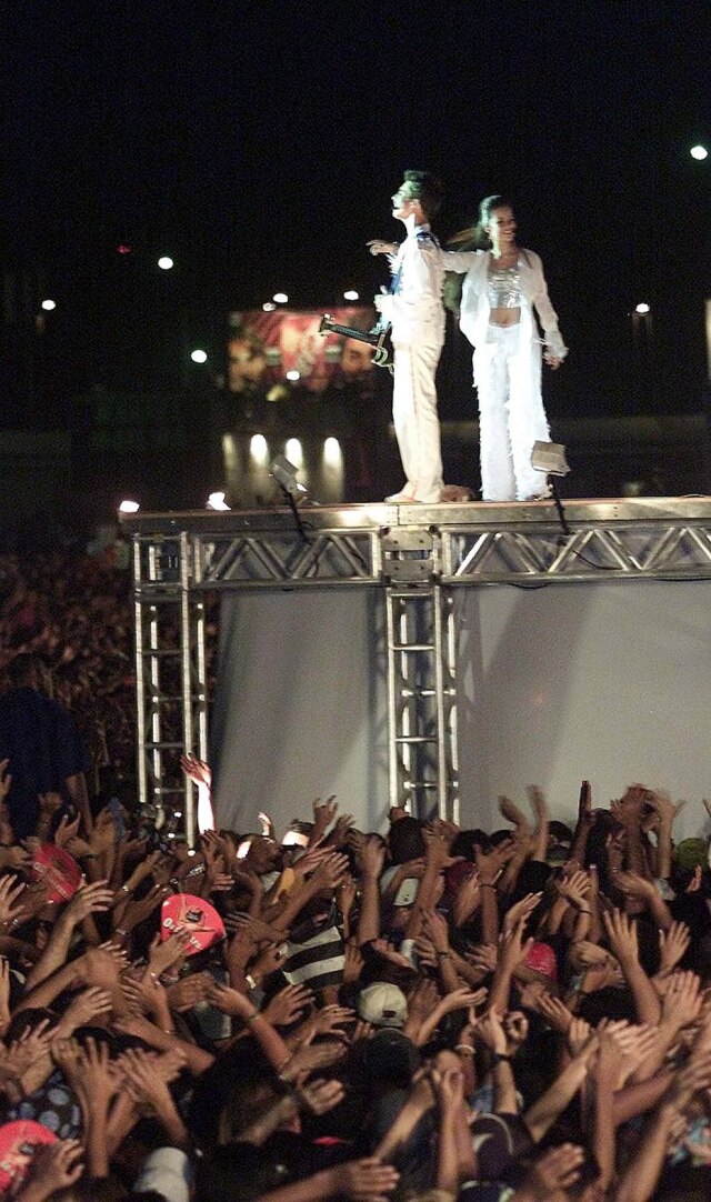Wilton Junior / Estadão Sandy e Junior animam a plateia durante seu show no Rock In Rio em 2001.