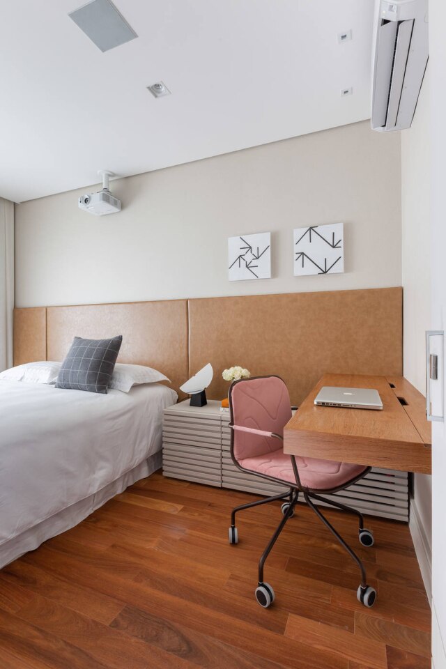 Gisele Rampazzo O home office divide espaço com a cama do casal