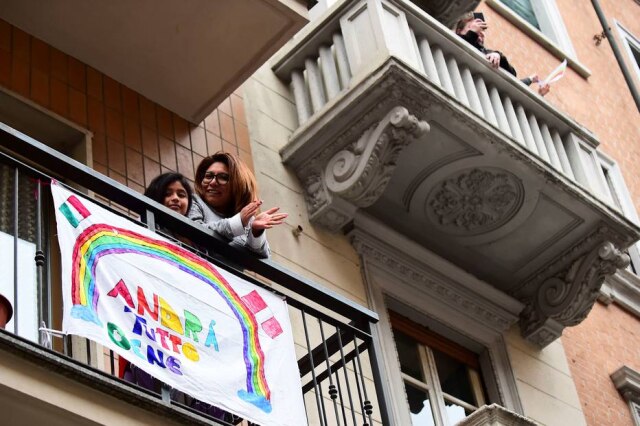 Massimo Pinca/ Reuters Pessoas participam do flash mob de uma varanda na rua Isonzo, em Turim, durante isolamento para combater o coronavírus