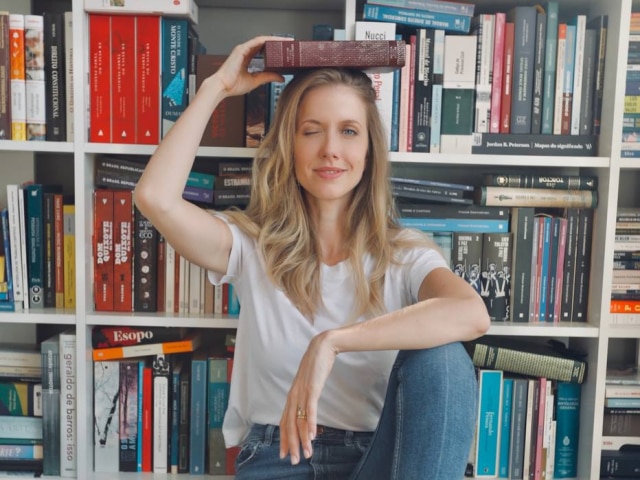 Divulgação A apresentadora da CNN e advogada Gabriela Prioli em sua casa onde gravará vídeos para o YouTube
