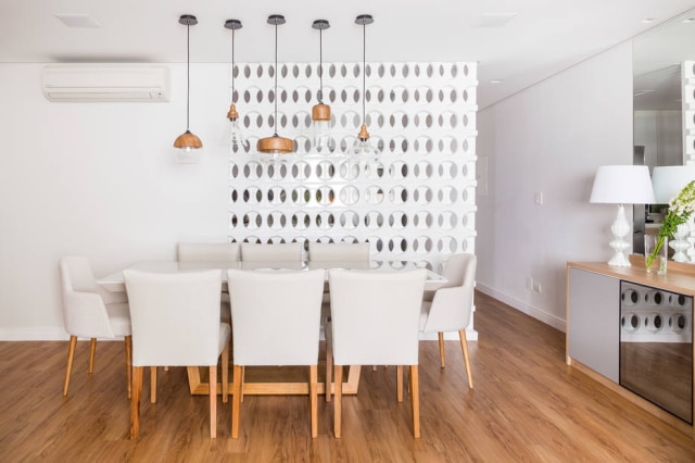 Julia Ribeiro Sala de jantar com piso renovado pela aplicação de revestimento vinílico. Projeto Barbara Dundes
