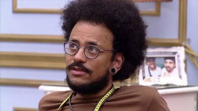 Reprodução / GloboPlay Durante o Jogo da Discórdia desta segunda-feira, 5, João Luiz revelou que Rodolffo comparou seu cabelo à peruca do homem das cavernas