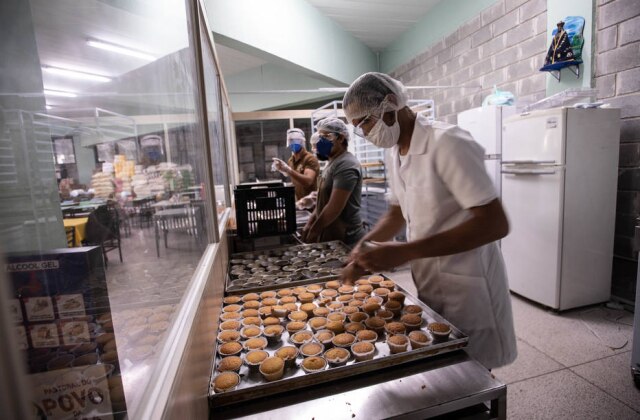 Werther Santana/Estadão O projeto Pão do Povo da Rua sobrevive de doações, que pagam desde os salários dos aprendizes até a compra dos insumos para a produção