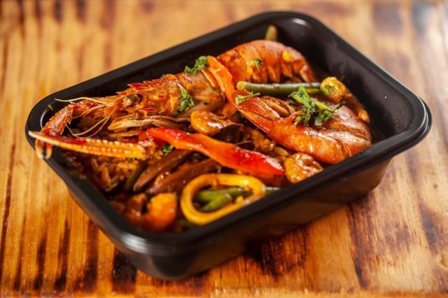 Na caixinha, opção do La Paella vem com mexilhões, camarões, lulas, vagem e lagostim em caldo de peixe.