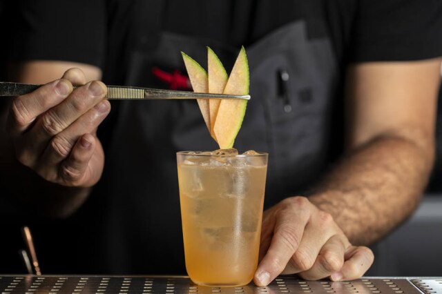 Coquetel Cantaloupe do bar Tan Tan, eleito um dos 100 melhores bares do mundo em 2021.