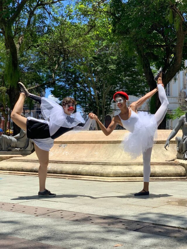 Derik Vagner Coelho Em Salvador, a Companhia de Circo Pétalas ao Vento vai às ruas levar palhaçaria e acrobacias.
