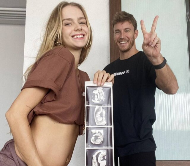 Instagram/@calaza Isabella Scherer e Rodrigo Calazans aguardam a chegada dos gêmeos.