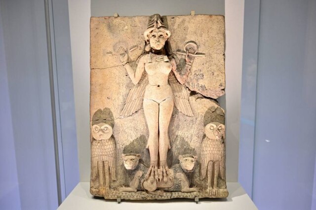 USTIN TALLIS / AFP Um relevo representando Ishtar, 'Rainha da Noite', é retratado na exposição 'Poder Feminino: Do Divino ao Demoníaco' no Museu Britânico, em Londres.