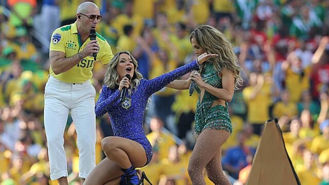 J.F. Diorio / Estadão Claudia Leitte e JLo na Abertura da Copa, ao lado do rapper Pitbull, com collants cheios de cristais